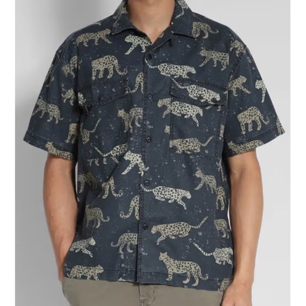 AE American Eagle Poolside Shirt Men's XL Jaguar Leopard All Over Print Stretch